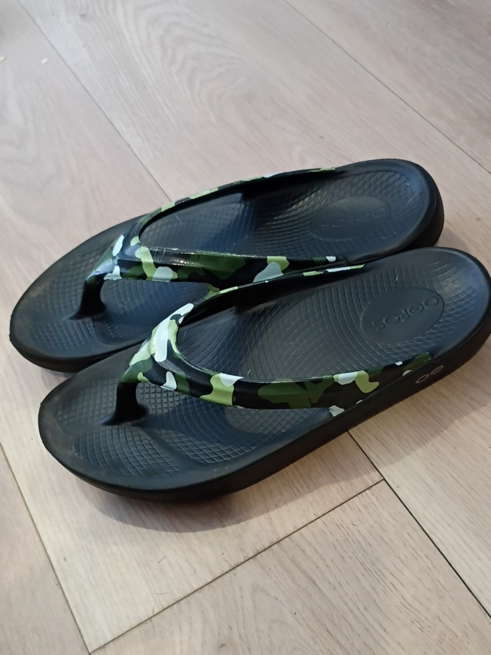Women's Oofos Oolala Thong Sandals Ltd Green/Black Camo W9 EU40 - Picture 2 of 7